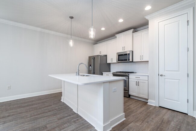 Building Photo - 718 Woods Dr