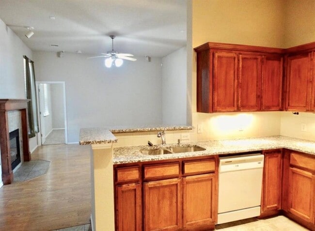 Building Photo - 3301 Buckingham Pl