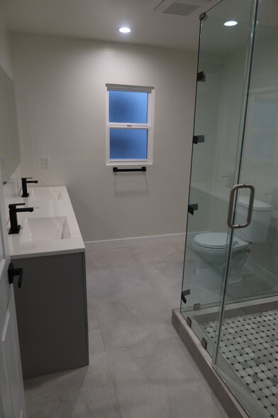 Building Photo - 537 W Milford St