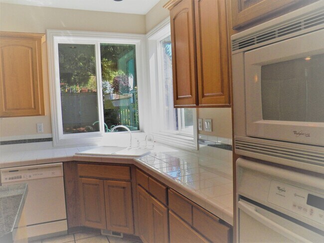 Building Photo - **PENDING** Wonderful West Linn Home!