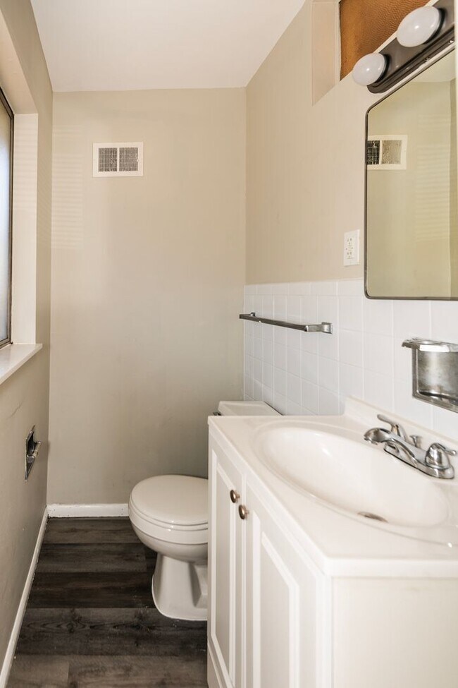 Building Photo - Amazing 3 Bedroom 1.5 Bathroom Home