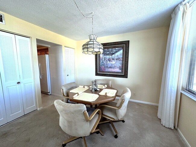 Building Photo - STUNNING SEASONAL 2/2 CORNER CONDO WITH OV...
