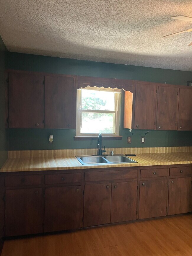 Building Photo - "Charming 2-Bedroom Retreat with Spacious 1200 Sq Ft Layout in Scenic Carthage!" Lake Front views...