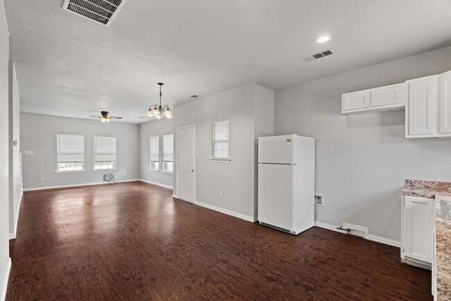 Building Photo - Jewel St- Duplex