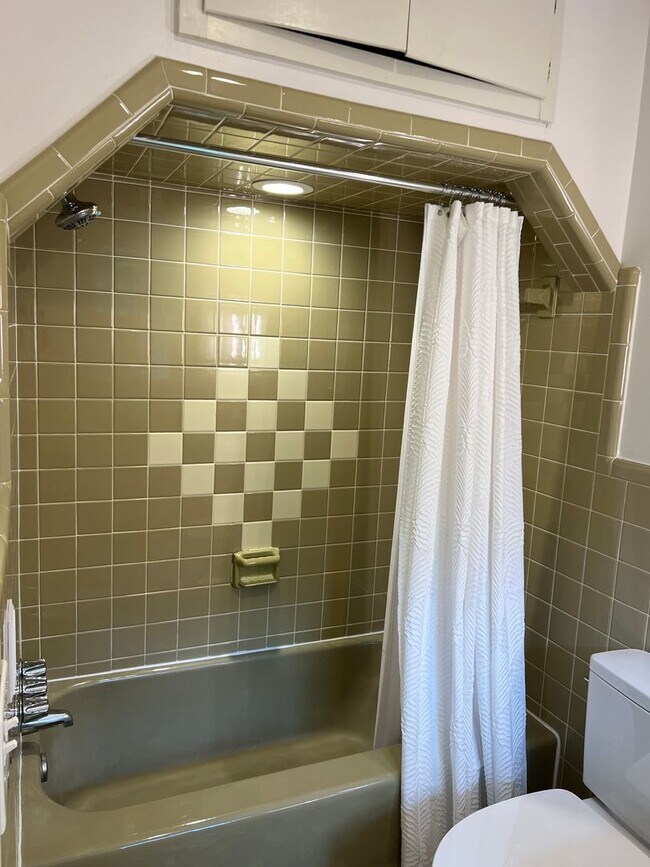 Building Photo - Single Family Home on almost an acre, 4 be...