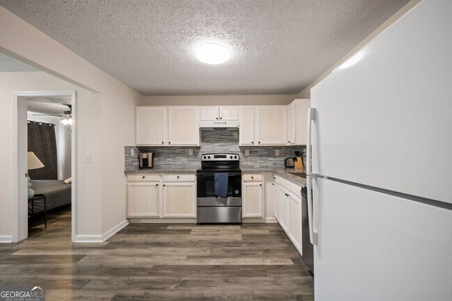 Building Photo - 1954 Woodbine Terrace NE