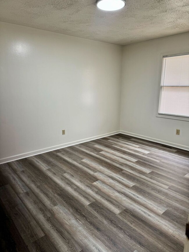 Building Photo - Newly Remodeled Duplex in Blacksburg