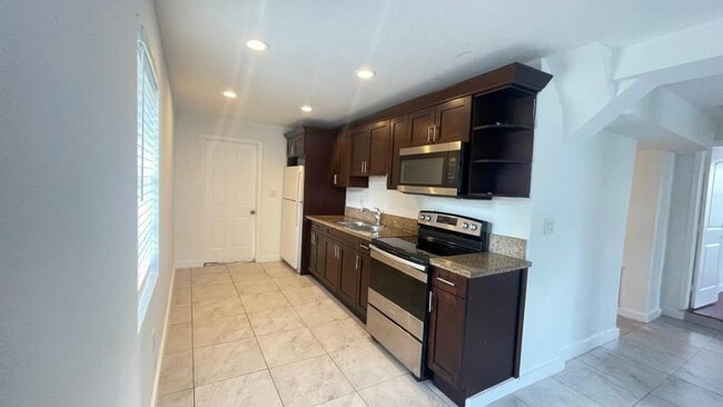 Building Photo - 3 bedroom in Miami FL 33142