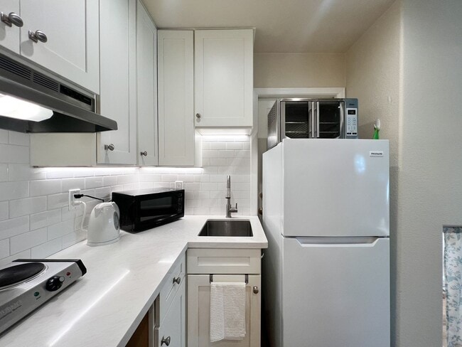 Building Photo - Fully Furnished Updated Studio