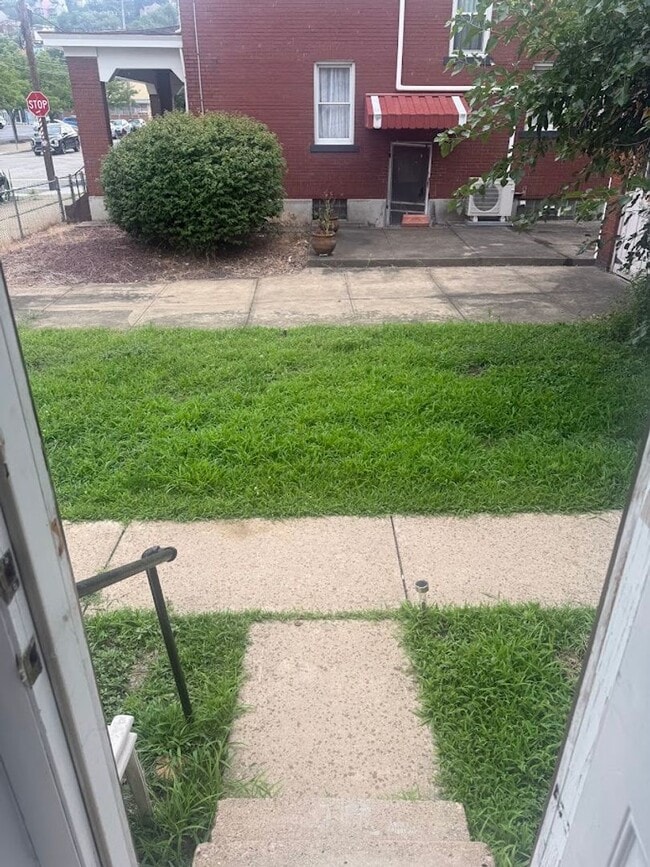 Building Photo - Recently Updated 2 Bedroom Unit In The Southside.  Available Immediately.