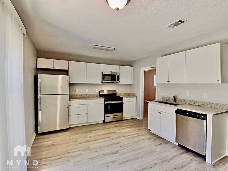 Building Photo - 8989 Leaf Ln