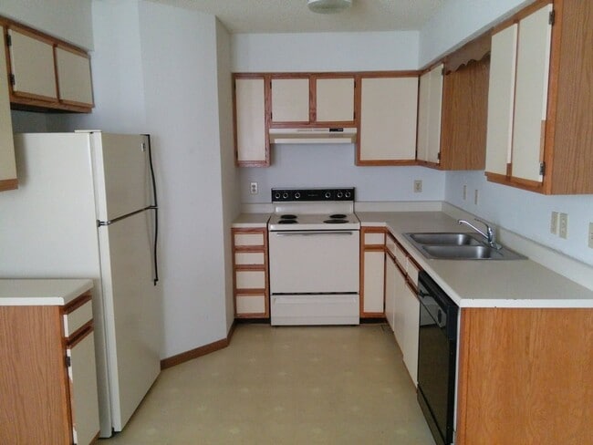 Building Photo - Great 2 Bed 2 Bath 1 Car Garage Split Level Duplex