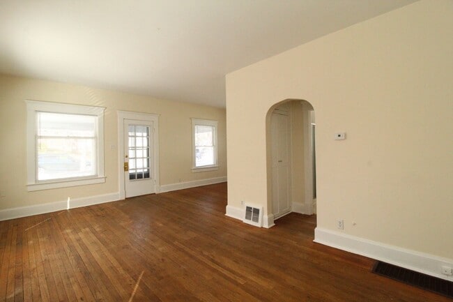 Building Photo - 2 Bedroom 1 Bath Home In Westport