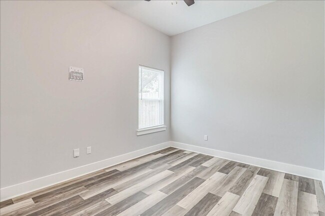 Building Photo - 5017 Moravian Dr