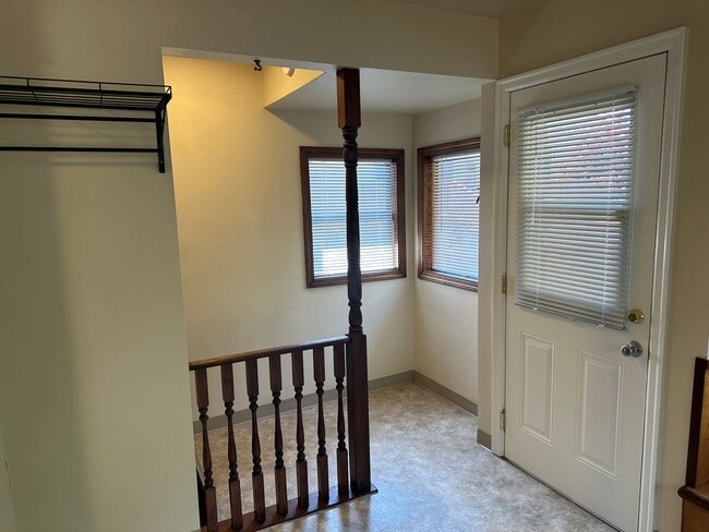 Building Photo - Large 4 bedroom 2 bath house in a great ne...