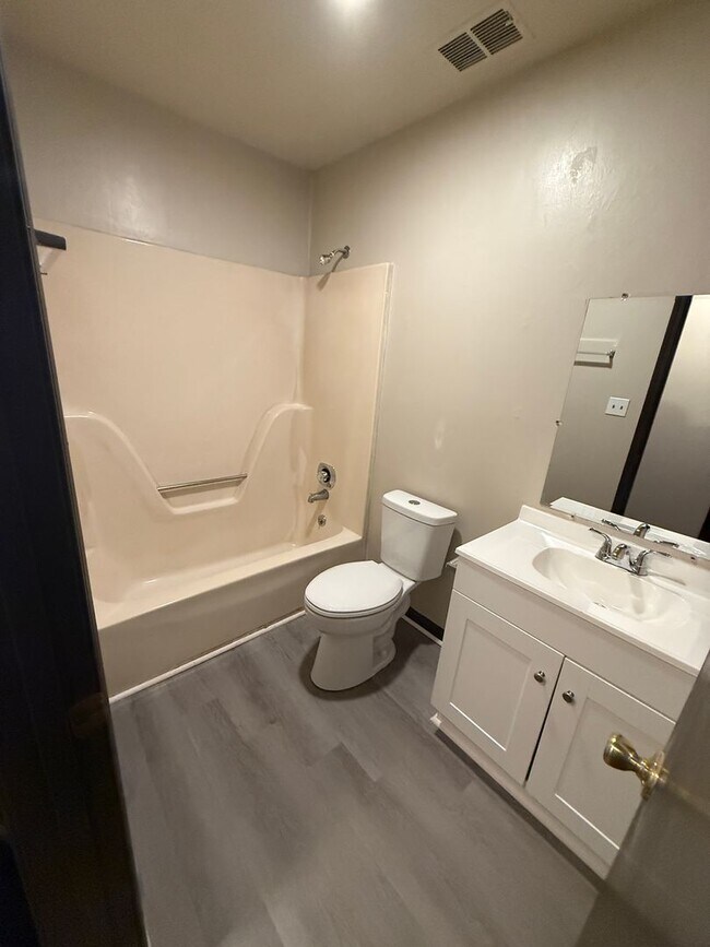 Building Photo - 210/212 Nicole Cir