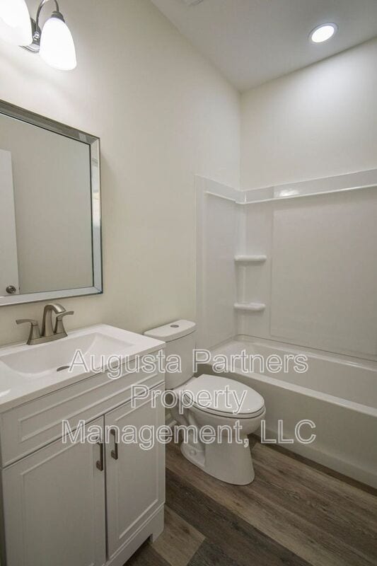 Building Photo - 2122 Circular Dr