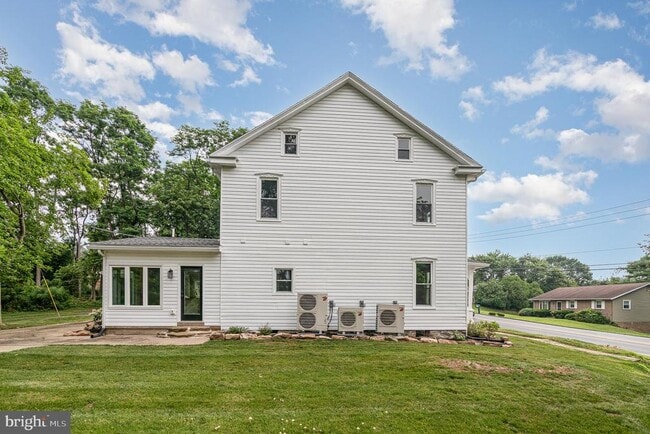 Building Photo - 4910 Earl Dr