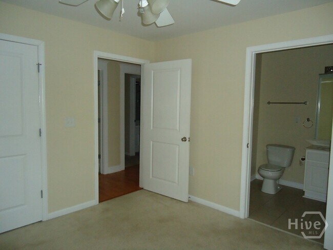 Building Photo - 1035 Barnett Shoals Rd