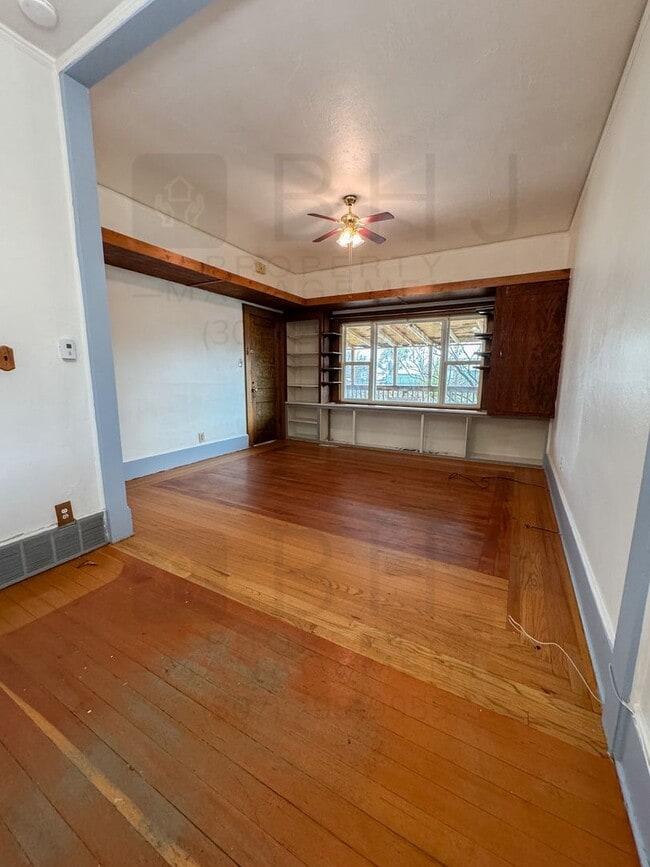 Building Photo - PET FRIENDLY 1 BEDROOM UNIT. INCLUDES UTILITIES AND STORAGE