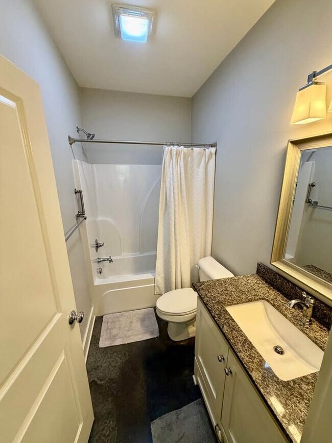 Building Photo - 306 W 6th St