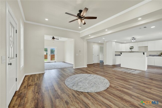 Building Photo - 312 N La Vernia St