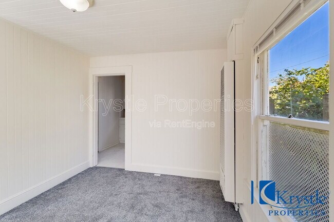 Building Photo - 547 Porter St