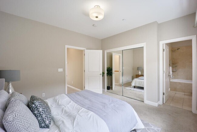 Building Photo - 492 Tyndall St