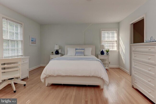 Building Photo - 1723 Oakcrest Dr