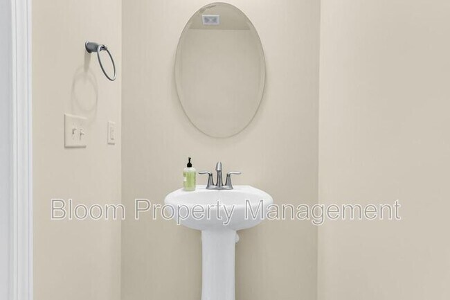 Building Photo - 2649 Lohr Dr
