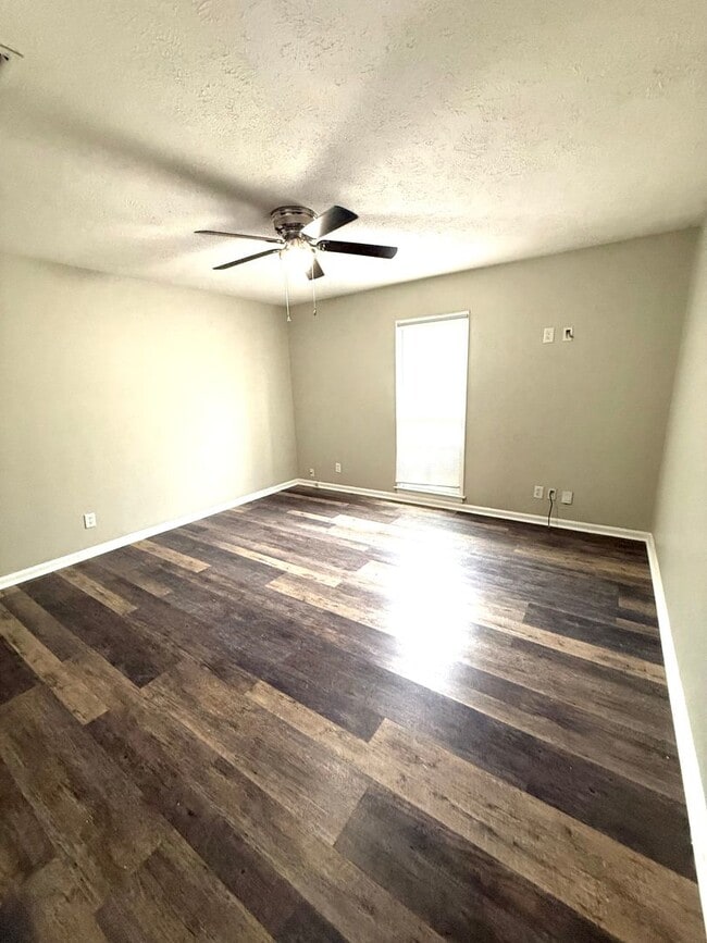 Building Photo - ** 3 Bed 2.5 Bath located close to Shakespear park ** Call 334-366-9198 to schedule a self-showin...