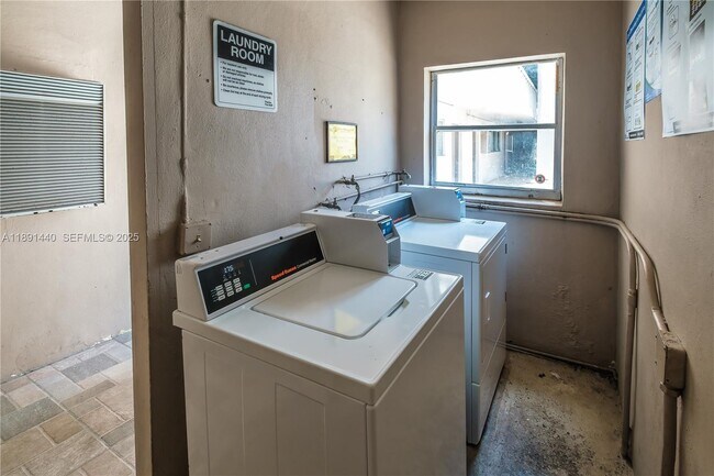 Building Photo - 16851 NE 18th Ave