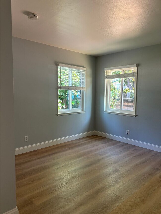 Building Photo - LOCATION! LOCATION! 3 Bed. 1 Bath Home Ava...