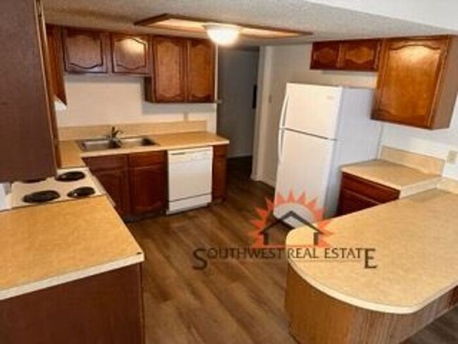 Building Photo - Spacious 2 bedrooms 1 bath duplex