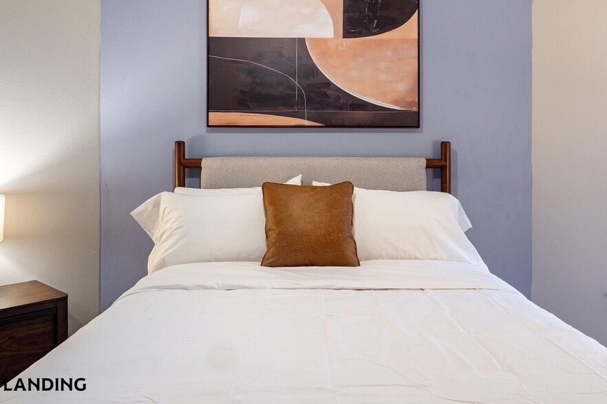 Building Photo - 415 E 2nd St S