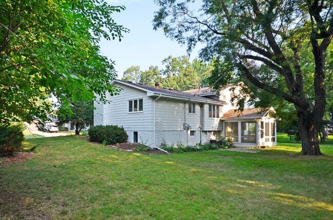 Building Photo - Spacious 5-Bed 3-Bath Home in Edina - Available Now!