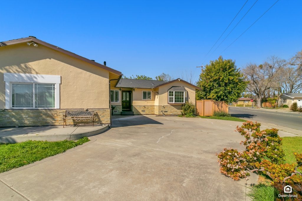 Building Photo - 402 Marylinn Dr