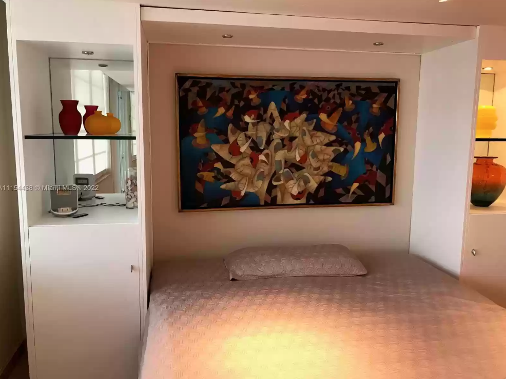 King Sized bed - 100 Lincoln Rd