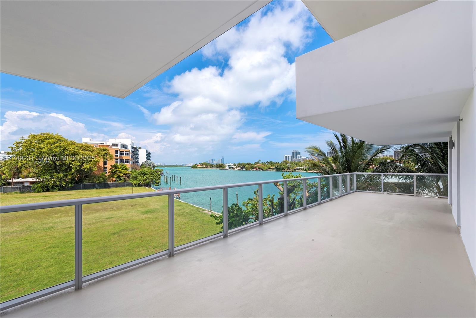 Building Photo - 9901 E Bay Harbor Dr