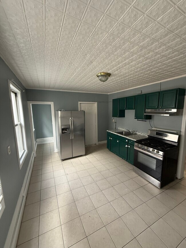 Building Photo - 76 Lounsbury Ave