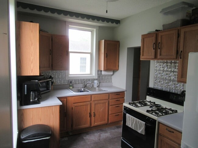 Building Photo - 3 bedroom house with garage