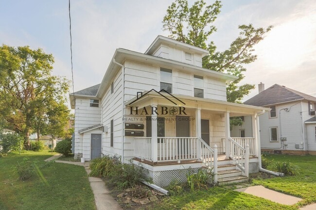 Building Photo - Modern Minimalism: Efficient 1-BR in a Top-Tier Location