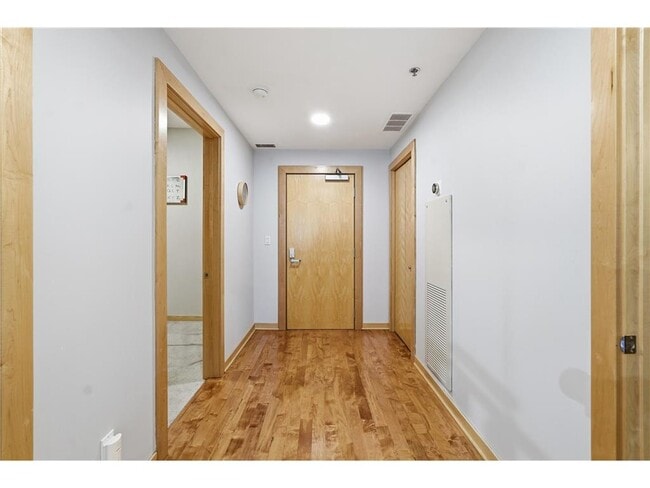 Building Photo - 215 10th Ave S