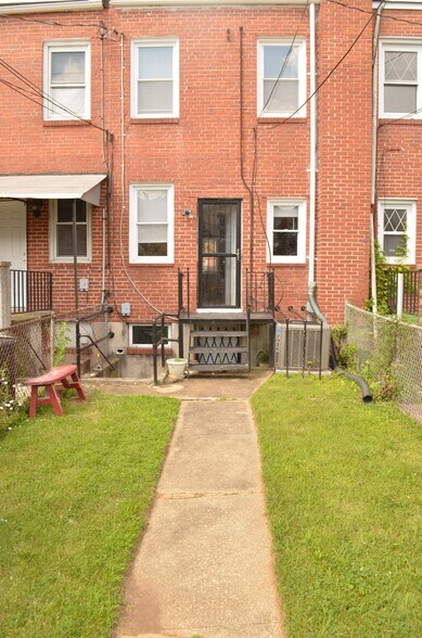Building Photo - 5119 Nelson Ave