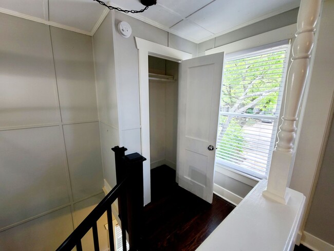 Building Photo - Remodeled 1 Bed, 1 Bath 4-Plex Craftsman A...