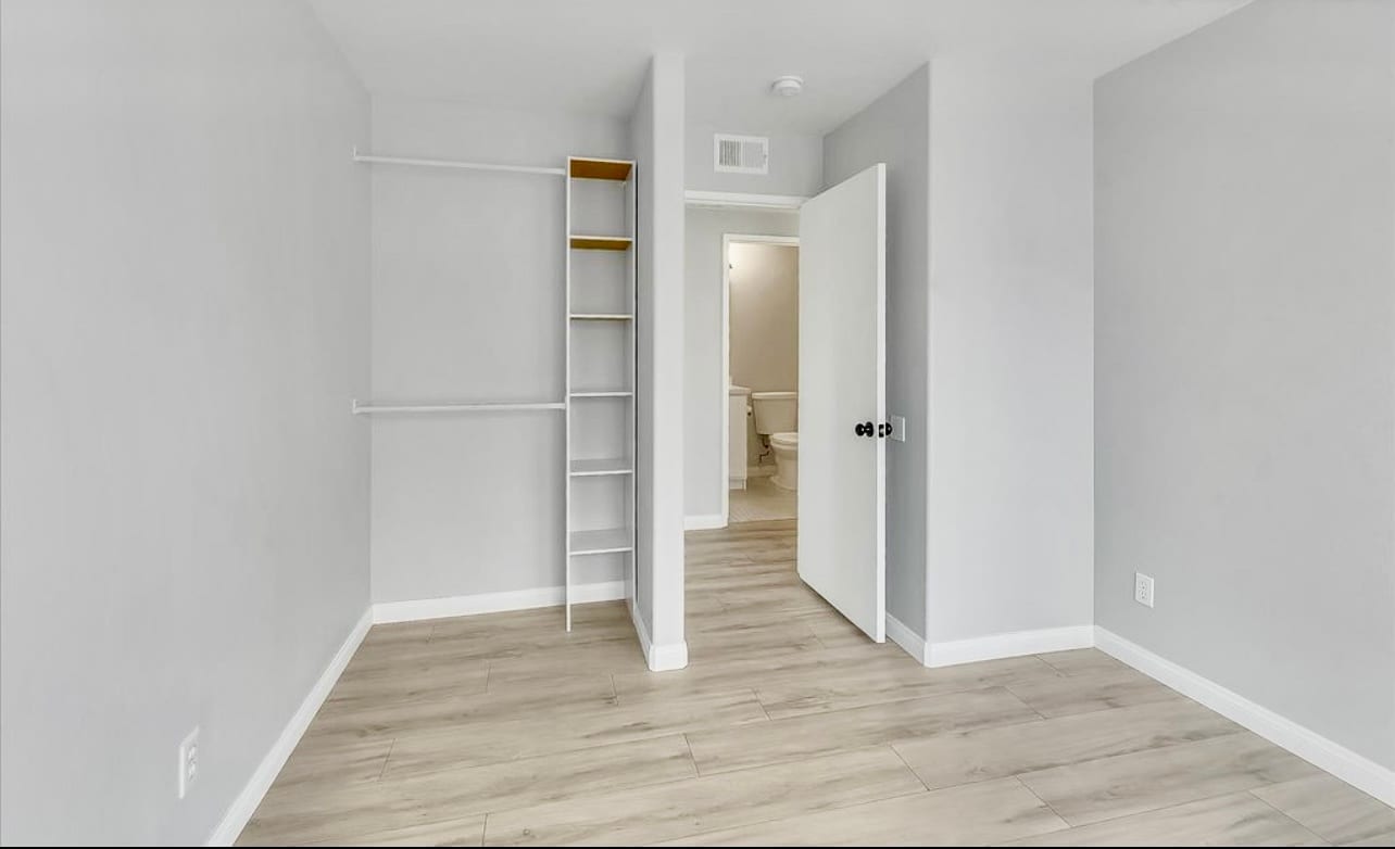 Building Photo - 400 Sanibelle Cir