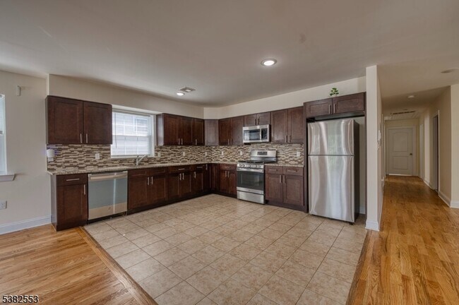 Building Photo - 573 S 18th St
