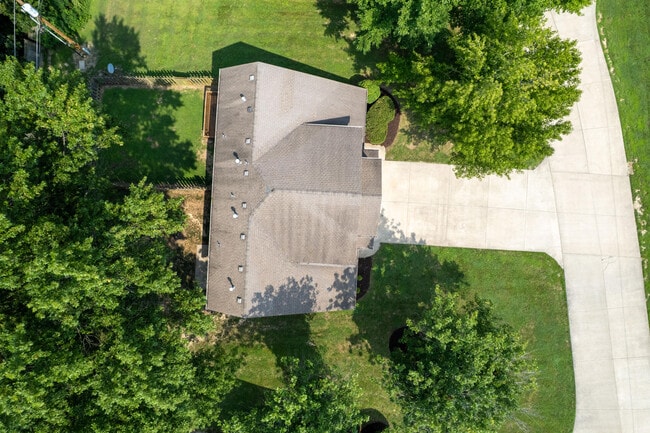 Building Photo - 4919 W Millbrook Dr
