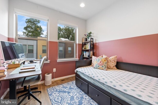 Building Photo - 5056 Oakmoore Dr