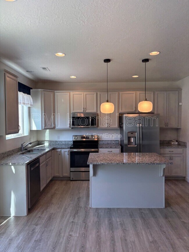 Building Photo - 1546 W Parkview Dr